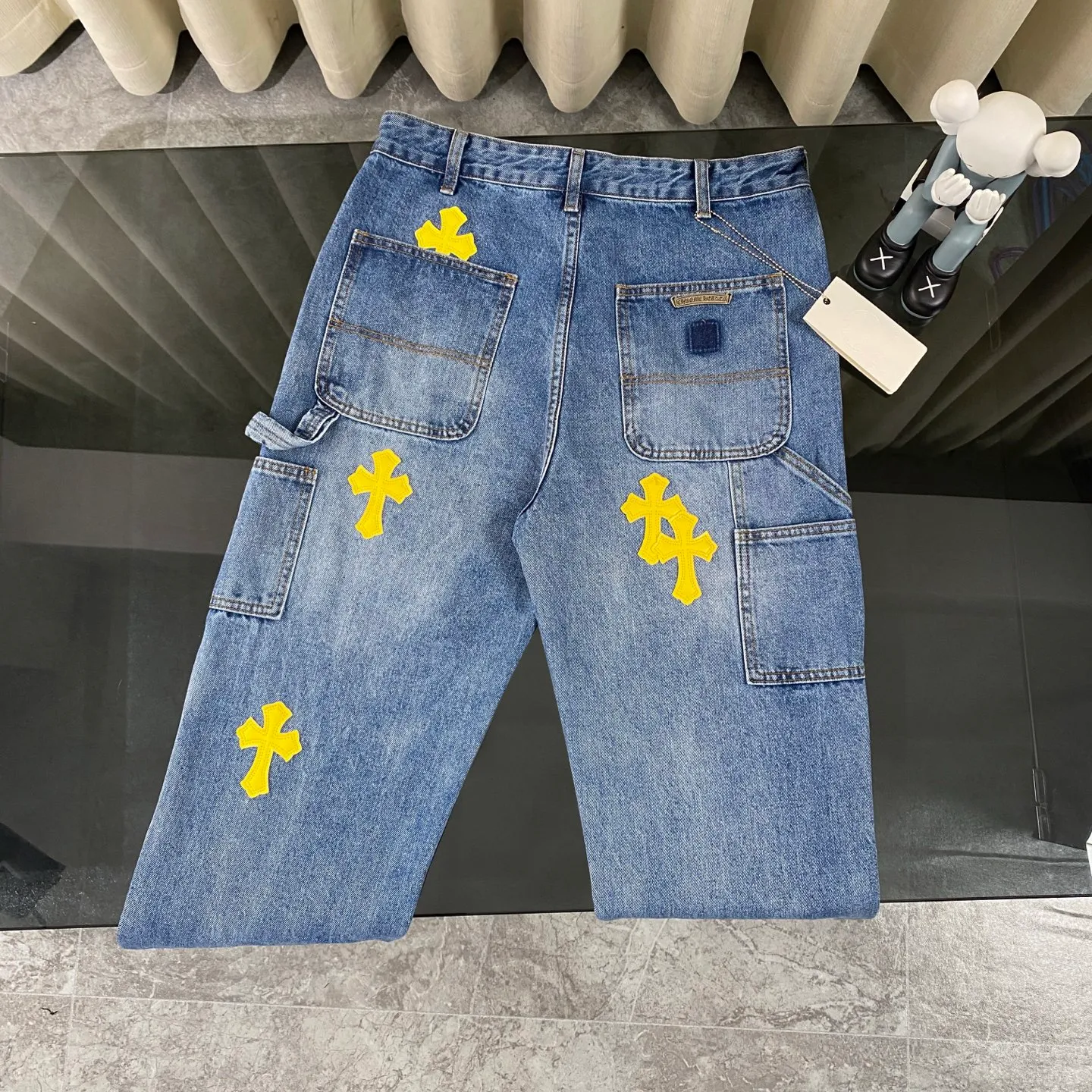 P270 CH Chromehearts limited edition yellow cross-stitched leather work jeans and logging pants. The counter price is 34W level. The patchwork cross pattern is embellished and the jeans are washed! ! An absolutely high-end luxury product, a 1.9W-level god-level single product, a super popular product, made by top heavy industry, a magic weapon that cannot be missed! [About Zangyin] This is an extremely luxurious fashion brand that can also be called the aristocracy of the high street. It has always been an exclusive brand for some hipsters or rich second generations. Compared with ordinary high streets, it is more luxurious and noble. Compared with luxury brands, it is more fashionable and individual. It has always been a brand that I have a special liking for. [Top heavy industry fashion design] Consistently high-street luxury style. Speaking of this style, the Zangyin family and GU family are definitely the leading representative brands. Especially the Zangyin family has really achieved a state-of-the-art effect in creating high-street style. The unique washed material is used to create this style. The color system is already quite eye-catching. After it is decorated with patchwork cross flowers, it cleverly highlights the charm of the brand. Secondly, this style uses classic The high-waist cutting design highlights the long legs and fashionable temperament of the upper body. The brand is highly recognizable and the slim fit configuration is more suitable for daily wear. It is a product that interprets personality, fashion, and specifications at a glance. This single product is enough to make any fan excited. It can be a white T-shirt for a youthful college style, or a tight suspender for a royal style. It has strong matching ability and can be easily controlled by men.  [Materials and craftsmanship] Needless to say, this point goes without saying. As an excellent craftsman brand, Zangyin’s requirements for details and craftsmanship are really perfect. The washed color of this model has gone through so many processes, not to mention the embellishment of denim appliques. It is also purely hand-made and sewn. Just like what they believe in, only hand-made things have soul and have the meaning of wear. A top-notch heavy-duty fashionable denim item, I look forward to your perfect interpretation! !  Color: blue Size: 30-36